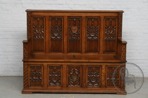 картинка Антикварная скамья в готическом стиле с геральдической резьбой салоне старинных вещей "Шебби" являющийся официальным дистрибьютором в России и Беларуси