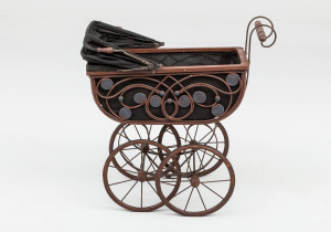 картинка Антикварная коляска для кукол салоне старинных вещей "Шебби" являющийся официальным дистрибьютором в России и Беларуси