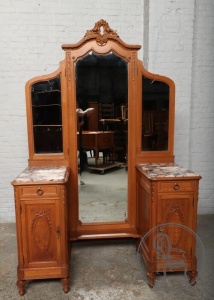 картинка Антикварное трюмо из дуба с мраморными столешницами, декорированное вензельной резьбой салоне старинных вещей "Шебби" являющийся официальным дистрибьютором в России и Беларуси