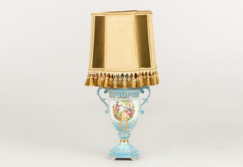 Настольная лампа с керамическим основанием, декорированным сюжетной росписью код.&nbsp;RM4100254