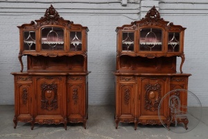 картинка Антикварные дубовые буфеты (2 шт.) с фигурными стеклами и резной короной салоне старинных вещей "Шебби" являющийся официальным дистрибьютором в России и Беларуси