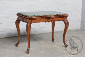 картинка Старинный кофейный столик салоне старинных вещей "Шебби" являющийся официальным дистрибьютором в России и Беларуси