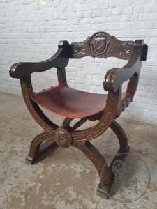 картинка Антикварное курульное кресло с отделкой из кожи салоне старинных вещей "Шебби" являющийся официальным дистрибьютором в России и Беларуси