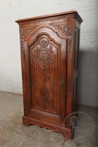 картинка Антикварный дубовый посудный шкаф с резьбой салоне старинных вещей "Шебби" являющийся официальным дистрибьютором в России и Беларуси