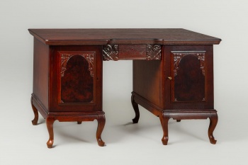 Старинный письменный стол с фигурными выдвижными ящиками код. RM4101732