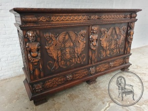 картинка Антикварный комод в стиле ренессанс салоне старинных вещей "Шебби" являющийся официальным дистрибьютором в России и Беларуси