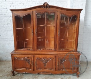 картинка Антикварный дубовый книжный шкаф с вензельной резьбой и фигурными опорами салоне старинных вещей "Шебби" являющийся официальным дистрибьютором в России и Беларуси