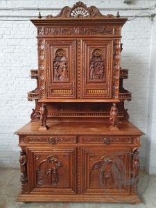 картинка Антикварный буфет, искусно декорированный художественной объемной резьбой салоне старинных вещей "Шебби" являющийся официальным дистрибьютором в России и Беларуси