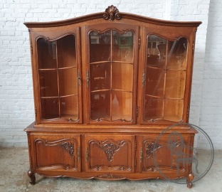 Антикварный дубовый книжный шкаф с вензельной резьбой и фигурными опорами код. BE4096829