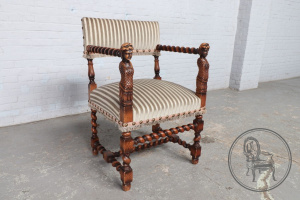 картинка Антикварное кресло салоне старинных вещей "Шебби" являющийся официальным дистрибьютором в России и Беларуси