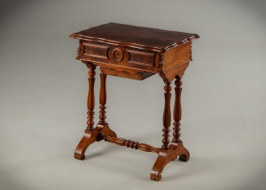 картинка Антикварный швейный стол с откидной крышкой на высоких точеных ножках салоне старинных вещей "Шебби" являющийся официальным дистрибьютором в России и Беларуси