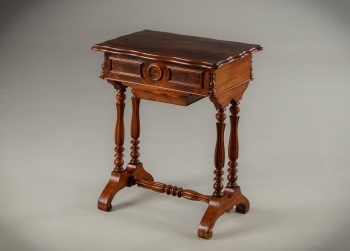 Антикварный швейный стол с откидной крышкой на высоких точеных ножках код.&nbsp;RM4158797