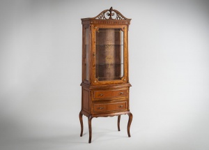 картинка Антикварная ореховая витрина с резной короной салоне старинных вещей "Шебби" являющийся официальным дистрибьютором в России и Беларуси