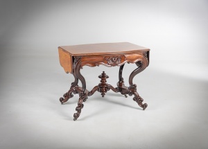 картинка Антикварный стол с резной столешницей и изогнутыми ножками салоне старинных вещей "Шебби" являющийся официальным дистрибьютором в России и Беларуси