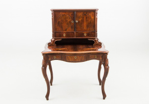 картинка Антикварный стол-бюро салоне старинных вещей "Шебби" являющийся официальным дистрибьютором в России и Беларуси