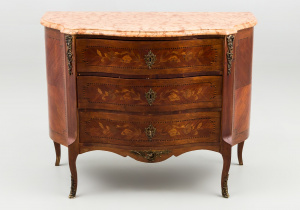 картинка Старинный комод салоне старинных вещей "Шебби" являющийся официальным дистрибьютором в России и Беларуси