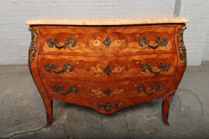 картинка Антикварный комод из красного дерева с инкрустацией в технике маркетри и латунными накладками салоне старинных вещей "Шебби" являющийся официальным дистрибьютором в России и Беларуси