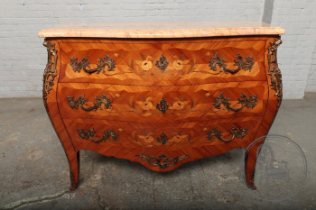 Антикварный комод из красного дерева с инкрустацией в технике маркетри и латунными накладками код. BE4096744