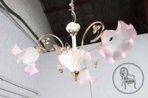 картинка Старинная люстра со стеклянными элементами Сваровски салоне старинных вещей "Шебби" являющийся официальным дистрибьютором в России и Беларуси