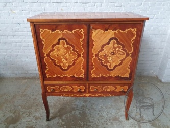 Старинный комод, инкрустированный в технике маркетри код. BE4139757