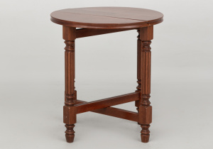 картинка Старинный складной столик салоне старинных вещей "Шебби" являющийся официальным дистрибьютором в России и Беларуси