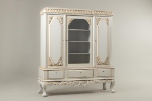 картинка Старинный дубовый посудный шкаф с ажурной резьбой салоне старинных вещей "Шебби" являющийся официальным дистрибьютором в России и Беларуси