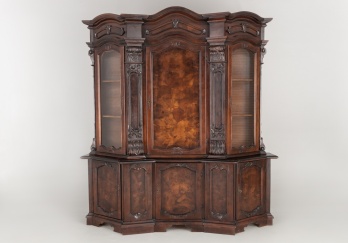 Старинный резной посудный шкаф изогнутой формы код. RM4099390