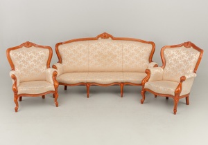 картинка Старинный набор для гостиной: канапе и два кресла с изогнутыми резными спинками салоне старинных вещей "Шебби" являющийся официальным дистрибьютором в России и Беларуси