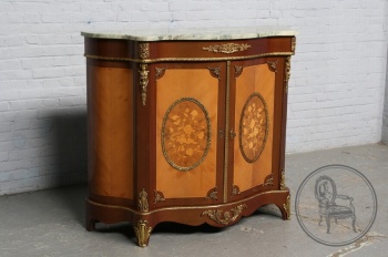 Старинный комод из палисандра с бронзовой отделкой, инкрустированный в технике маркетри код. BE4096834