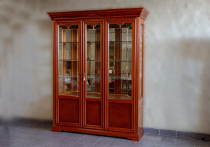 картинка Старинный посудный шкаф салоне старинных вещей "Шебби" являющийся официальным дистрибьютором в России и Беларуси