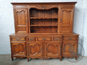 картинка Старинный дубовый буфет с орнаментальной резьбой и латунными накладками салоне старинных вещей "Шебби" являющийся официальным дистрибьютором в России и Беларуси