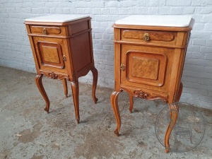 картинка Антикварные тумбочки (пара) с мраморной столешницей и резными опорами салоне старинных вещей "Шебби" являющийся официальным дистрибьютором в России и Беларуси