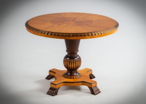 картинка Старинный итальянский столик из бука со шпоном ореха салоне старинных вещей "Шебби" являющийся официальным дистрибьютором в России и Беларуси