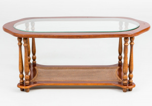 картинка Старинный столик салоне старинных вещей "Шебби" являющийся официальным дистрибьютором в России и Беларуси