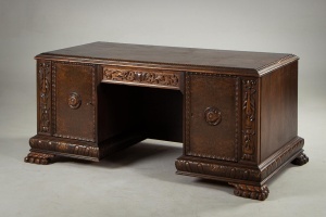 картинка Антикварный письменный стол с узорчатой фантазийной резьбой салоне старинных вещей "Шебби" являющийся официальным дистрибьютором в России и Беларуси