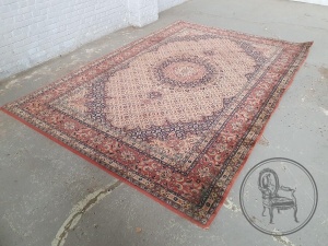 картинка Антикварный иранский шерстяной ковер салоне старинных вещей "Шебби" являющийся официальным дистрибьютором в России и Беларуси