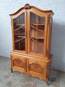 картинка Антикварная дубовая витрина-горка салоне старинных вещей "Шебби" являющийся официальным дистрибьютором в России и Беларуси