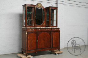 картинка Антикварный буфет из красного дерева с зеркалом и мраморной столешницей салоне старинных вещей "Шебби" являющийся официальным дистрибьютором в России и Беларуси