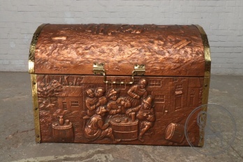 Старинный сундук, обитый медью и латунью код. BE4097278