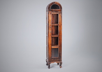 Антикварный шкаф-витрина в колониальном стиле код.&nbsp;RM4166597