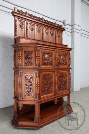Антикварный ореховый шкаф с резьбой на рыцарскую тему код. BE107679