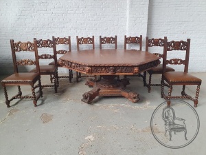 картинка Антикварный дубовый стол большого размера и восемь стульев в рыцарском стиле салоне старинных вещей "Шебби" являющийся официальным дистрибьютором в России и Беларуси