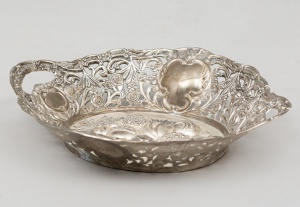 картинка Винтажная посеребренная ажурная сухарница салоне старинных вещей "Шебби" являющийся официальным дистрибьютором в России и Беларуси