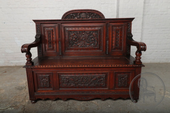 Антикварная скамья с плотной ботанической резьбой, декорированная датой 1897 код. BE3259431