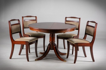 Старинный комплект для столовой из красного дерева: стол с латунными элементами и 4 стула код. RM4165651