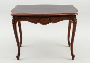 картинка Антикварный столик салоне старинных вещей "Шебби" являющийся официальным дистрибьютором в России и Беларуси