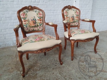 Старинные ореховые кресла с гобеленом код. BE4097543