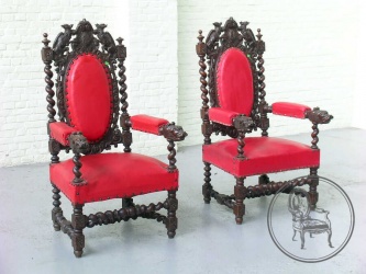 Антикварные дубовые кресла, декорированные резными грифонами и винтовым основанием код. BE3259549