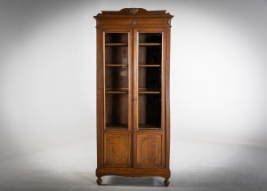 Антикварный книжный шкаф с застекленными дверцами, декорированный фигурными молдингами код.&nbsp;RM4165857