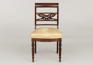 картинка Антикварный стул салоне старинных вещей "Шебби" являющийся официальным дистрибьютором в России и Беларуси